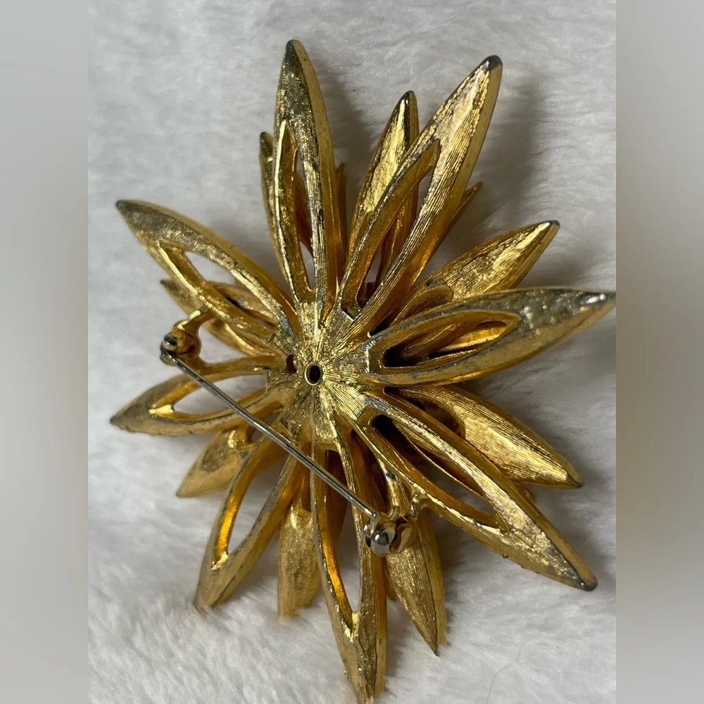 Vintage gold tone brooch large fake pearl